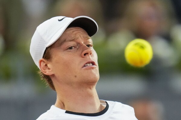 Янник Синнер побеждает на US Open, обыграв Тейлора Фритца со счетом 6-3, 6-4, 7-5